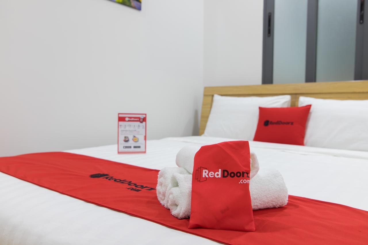 Reddoorz Premium Near E-Town Hotell Ho Chi Minh-staden Exteriör bild