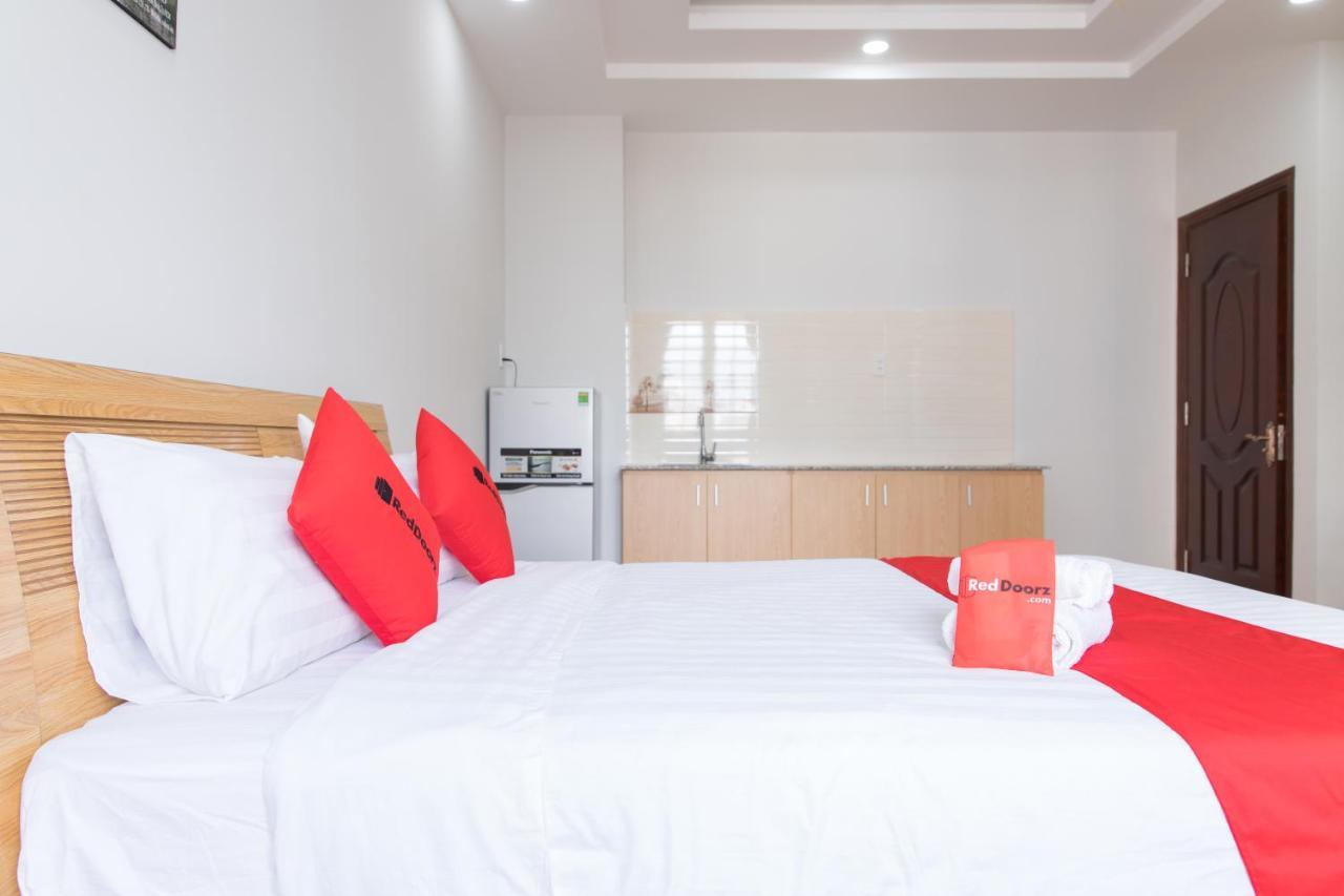 Reddoorz Premium Near E-Town Hotell Ho Chi Minh-staden Exteriör bild