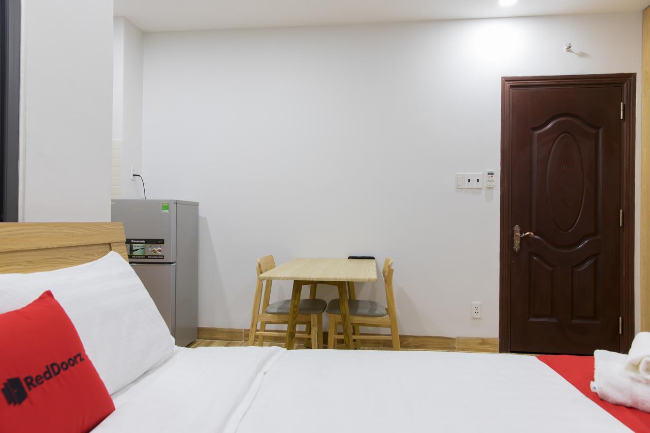 Reddoorz Premium Near E-Town Hotell Ho Chi Minh-staden Exteriör bild