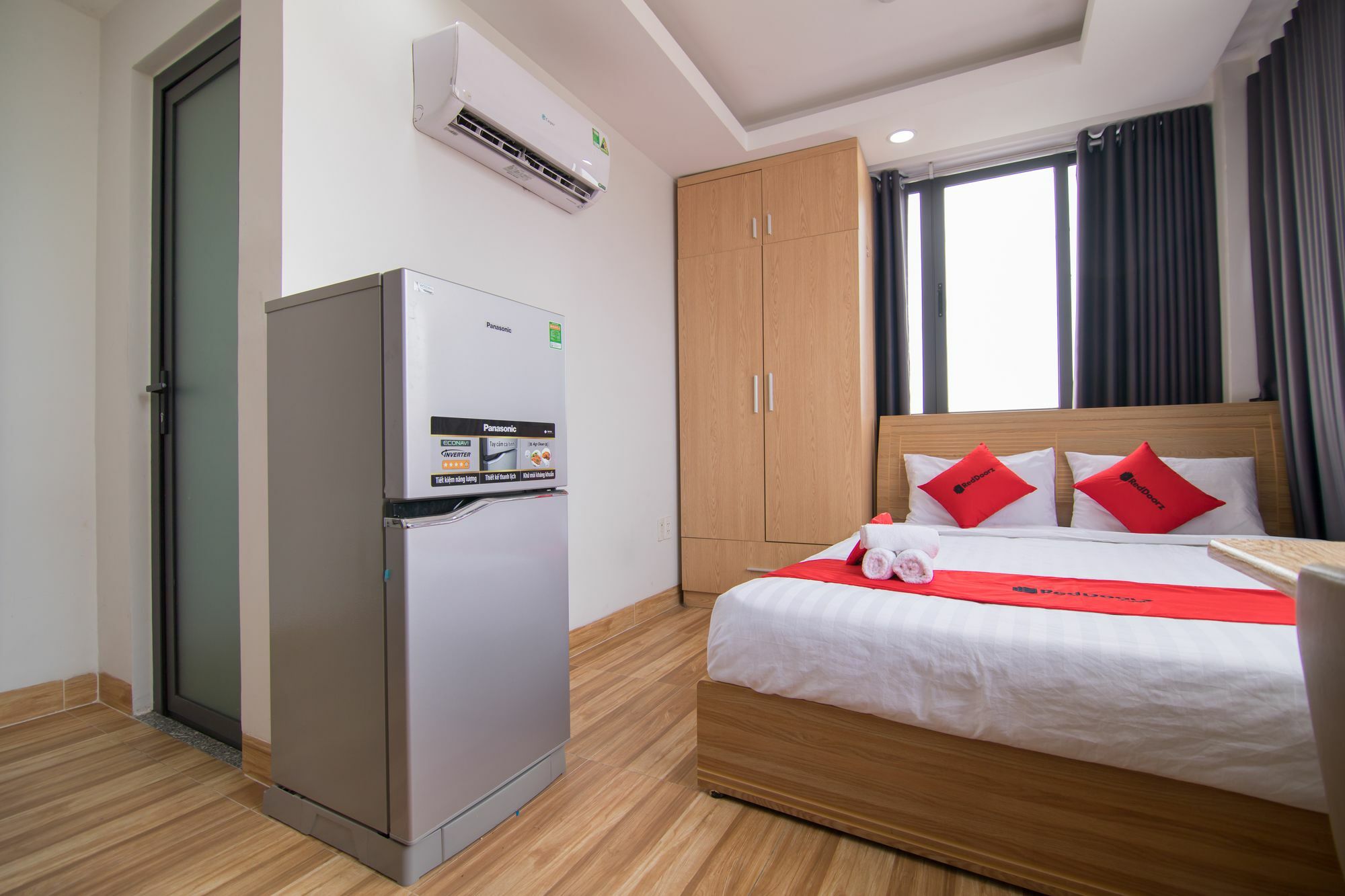 Reddoorz Premium Near E-Town Hotell Ho Chi Minh-staden Exteriör bild
